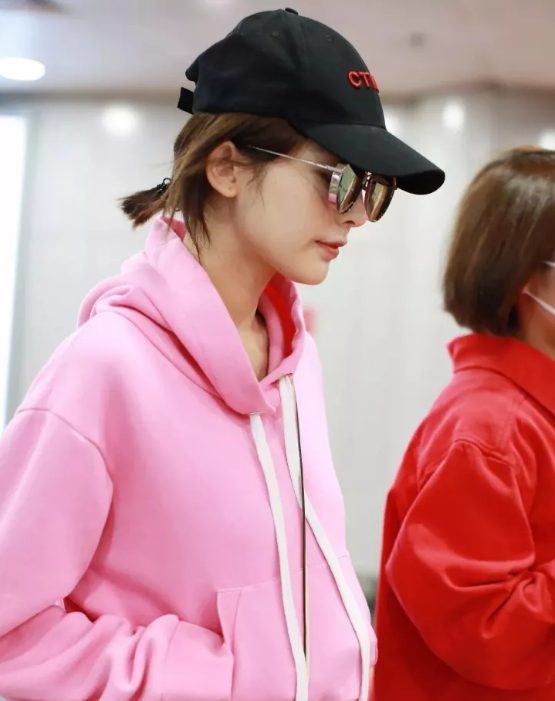 今年秋冬最chic！原來(lái)短發(fā)和帽子這么配?。? style=