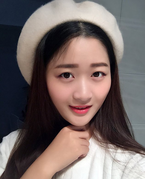 初春穿搭來(lái)頂帽子，chic感十足！