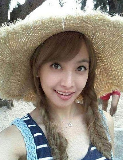 看看女星們花式戴草帽的帽子戲法！